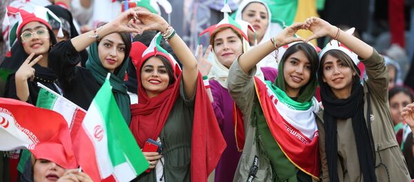 زنان ایرانی در حال تشویق تیم ملی کشورشان – استدیوم آزادی تهران زنان ایرانی در حال تشویق تیم ملی کشورشان – استدیوم آزادی تهران - اسپوتنیک افغانستان