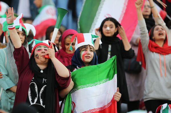 زنان ایرانی در حال تشویق تیم ملی کشورشان – استدیوم آزادی تهران - اسپوتنیک افغانستان  