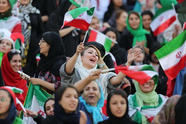 زنان ایرانی در حال تشویق تیم ملی کشورشان – استدیوم آزادی تهران - اسپوتنیک افغانستان  