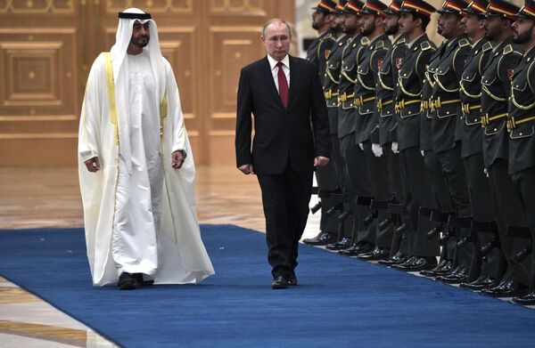 مراسم تشریفاتی برای استقبال از ولادیمیر پوتین، رئیس جمهور روسیه – شهر ابوظبی، امارات متحده عربی - اسپوتنیک افغانستان  