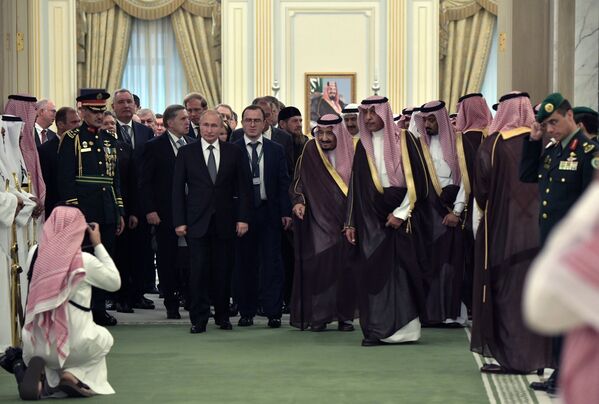 ولادیمیر پوتین، رئیس جمهور روسیه با سلمان بن عبدالعزيز آل سعود، پادشاه عربستان سعودی قبل از امضای توافقنامه‌های دوجانبه  - اسپوتنیک افغانستان  
