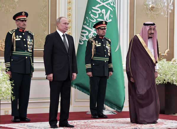 مراسم تشریفاتی برای استقبال از ولادیمیر پوتین، رئیس جمهور روسیه – شهر ریاض، عربستان سعودی - اسپوتنیک افغانستان  