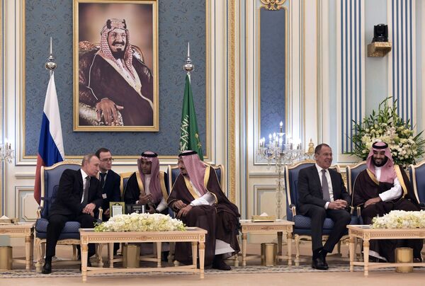دیدار ولادیمیر پوتین، رئیس جمهور روسیه و سلمان بن عبدالعزيز آل سعود، پادشاه عربستان سعودی - اسپوتنیک افغانستان  
