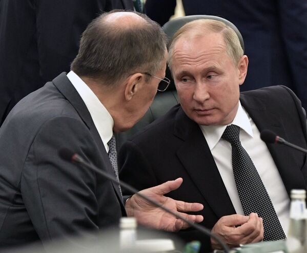 ولادیمیر پوتین، رئیس جمهور روسیه هنگام گفتگو با سرگئی لاوروف، وزیر امور خارجه روسیه - شهر ریاض، عربستان سعودی  - اسپوتنیک افغانستان  