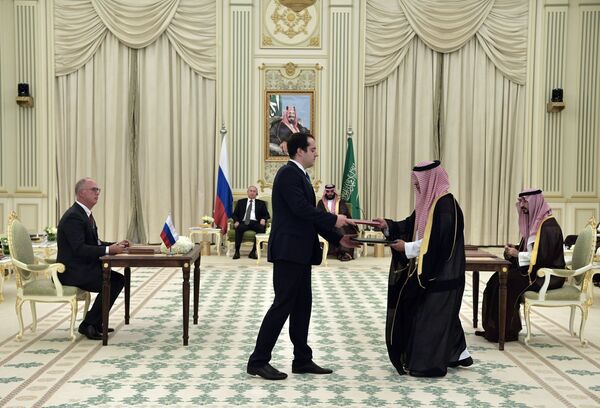 مراسم امضای توافقنامه‌های دوجانبه در حضور داشت رئیس جمهور روسیه و ولیعهد عربستان سعودی - اسپوتنیک افغانستان  