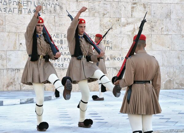 نمایش سربازان یونانی در میدان سینتاگماتوس – شهر آتن - اسپوتنیک افغانستان  