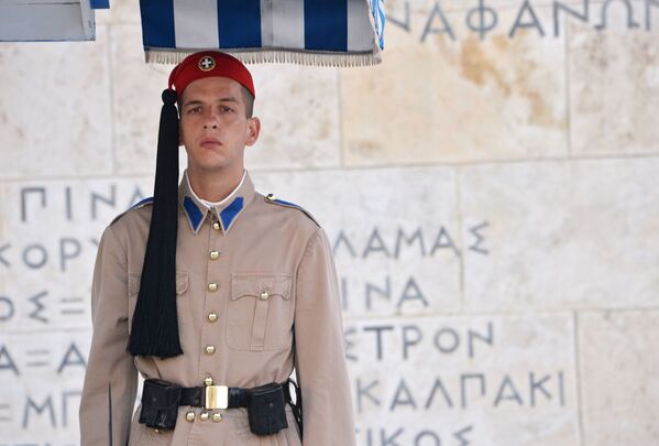 سرباز یونانی در میدان سینتاگماتوس – شهر آتن - اسپوتنیک افغانستان  