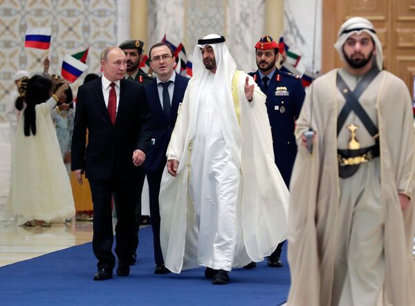 لادیمیر پوتین، رئیس جمهور روسیه و محمد بن زاید آل نهیان، ولیعهد ابوظبی - اسپوتنیک افغانستان  