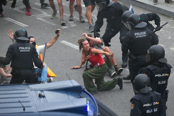 درگیری معترضین با پولیس در نزدیکی میدان هوایی ال پرات - شهر بارسلونا، اسپانیا   - اسپوتنیک افغانستان  