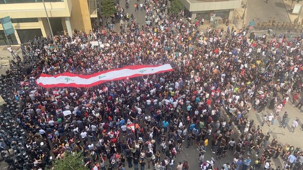تظاهرات در لبنان علیه وضع مالیات بر مکالمات واتس‌اپ  - اسپوتنیک افغانستان  