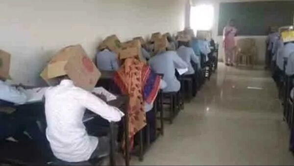 دانش‌آموزان هندی با سرهای داخل کارتن امتحان دادند - اسپوتنیک افغانستان  