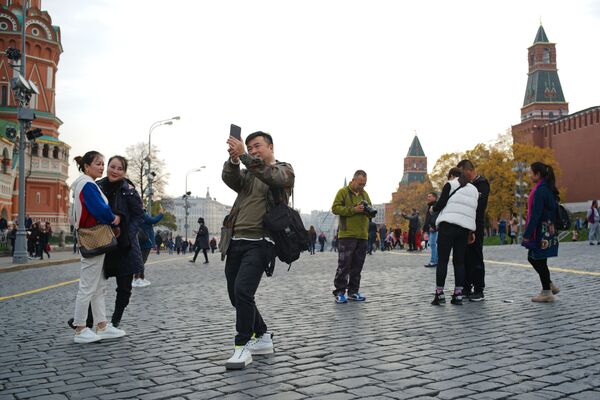 توریستان خارجی در میدان سرخ شهر مسکو  - اسپوتنیک افغانستان  