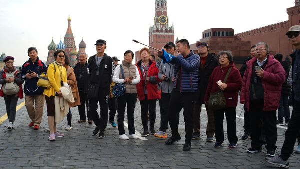 Группа иностранных туристов на Красной площади в Москве - اسپوتنیک افغانستان  