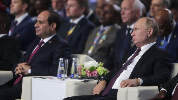 Президент России Владимир Путин и президент Египта Абдул-Фаттах Халил Ас-Сиси на экономическом форуме Россия - Африка в Сочи - اسپوتنیک افغانستان  