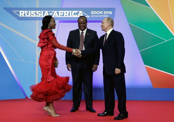 ولادیمیر پوتین، رئیس جمهور روسیه با مسواتی سوم، پادشاه سوازیلند و خانمش در  نشست اقتصادی «روسیه و آفریقا» - سوچی  - اسپوتنیک افغانستان  