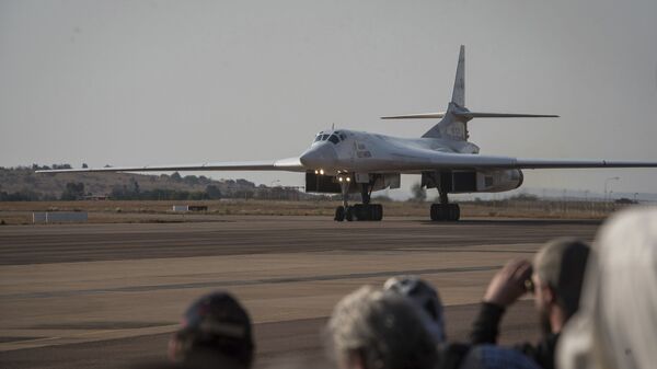 Один из двух российских бомбардировщиков Ту-160 на авиабазе Waterkloof в ЮАР - اسپوتنیک افغانستان  