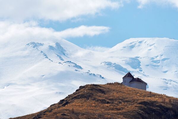هوتلی در کوه البروس - جمهوری کاباردینو بالکاریا، روسیه  - اسپوتنیک افغانستان  