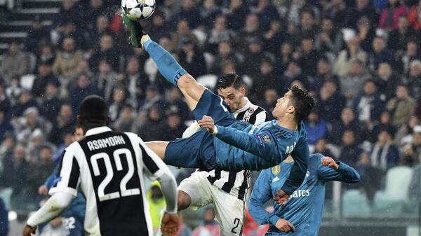 Real Madrid's Portuguese forward Cristiano Ronaldo (C) scores during the UEFA Champions League quarter-final first leg football match between Juventus and Real Madrid at the Allianz Stadium in Turin on April 3, 2018 - اسپوتنیک افغانستان  