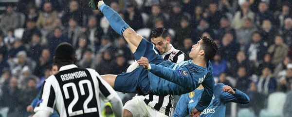 Real Madrid's Portuguese forward Cristiano Ronaldo (C) scores during the UEFA Champions League quarter-final first leg football match between Juventus and Real Madrid at the Allianz Stadium in Turin on April 3, 2018 - اسپوتنیک افغانستان  