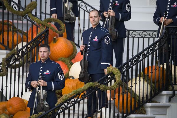 نوازندگان ارکستر نیروی هوایی امریکا در حال هنرنمایی در جشن هالووین در کاخ سفید.
 - اسپوتنیک افغانستان  