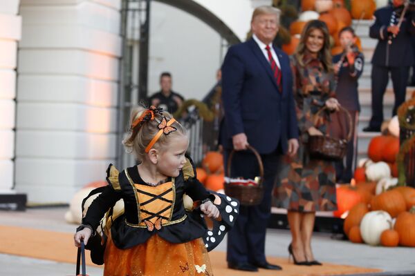 دونالد ترامپ به همراه همسرش در جشن هالووین کاخ سفید.
 - اسپوتنیک افغانستان  