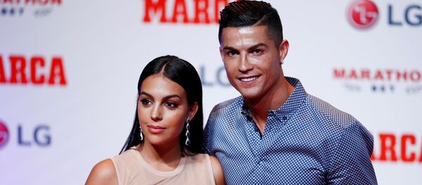Soccer Football - Cristiano Ronaldo receives the MARCA Legend award - Reina Victoria Theater, Madrid, Spain - July 29, 2019   Cristiano Ronaldo poses with partner Georgina Rodriguez and the MARCA Legend award   Soccer Football - Cristiano Ronaldo receives the MARCA Legend award - Reina Victoria Theater, Madrid, Spain - July 29, 2019   Cristiano Ronaldo poses with partner Georgina Rodriguez and the MARCA Legend award   - اسپوتنیک افغانستان