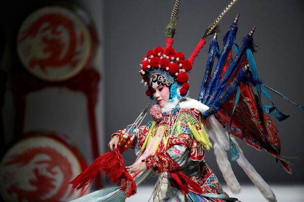 مُدل در حال نمایش لباس - هفته مُد چین - اسپوتنیک افغانستان  