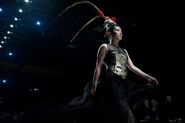 مُدل در حال نمایش لباس - هفته مُد چین - اسپوتنیک افغانستان  
