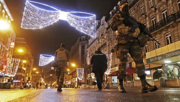 Belgian soldiers and police patrol in central Brussels on November 22, 2015, after security was tightened in Belgium following the fatal attacks in Paris - اسپوتنیک افغانستان  