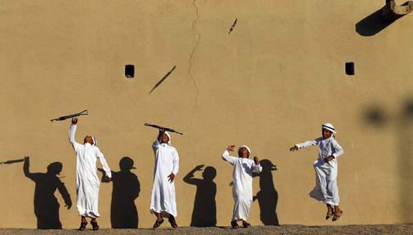 بچه ها در حال یادگیری رقص ملی  در امارات متحده عربی - اسپوتنیک افغانستان  
