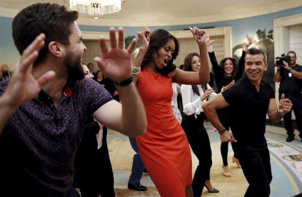 میشل اوباما در حال رقص کونگا - اسپوتنیک افغانستان  