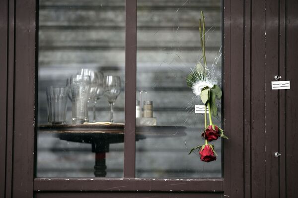 گل در جای گلوله   تروریست ها  در پنجره کافه - اسپوتنیک افغانستان  