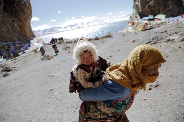 مادر تبتی در حال حمل کودک - اسپوتنیک افغانستان  