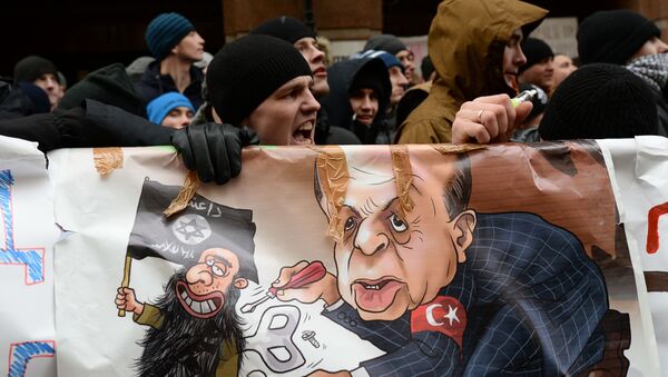 گذر اشتراک کنندگان تظاهرات اعتراض آمیز علیه اقدامات قوای هوایی ترکیه، از مقابل  سفارت ترکیه در مسکو - اسپوتنیک افغانستان  