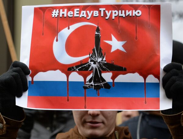 پلاکاردها در دستان مردان در تظاهرات اعتراض آمیز علیه اقدامات قوای هوایی ترکیه در مسکو - اسپوتنیک افغانستان  