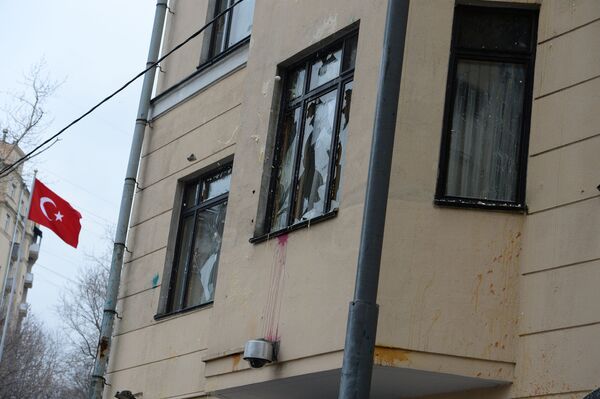 پنجره سفارت ترکیه در مسکو در زمان برگزاری این تظاهرات توسط مظاهره کنندگان شکست - اسپوتنیک افغانستان  