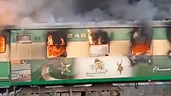 آتش‌سوزی قطار در پاکستان  به روایت تصویر
 - اسپوتنیک افغانستان  
