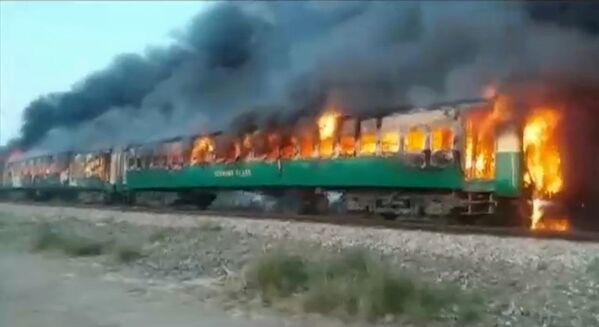 پولیس پاکستان می‌گوید که آتش‌سوزی در قطاری در پاکستان 62 کشته برجا گذاشت. - اسپوتنیک افغانستان  