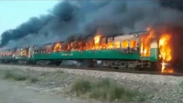 62 کشته در آتش‌سوزی قطار در پاکستان + ویدیو - اسپوتنیک افغانستان  