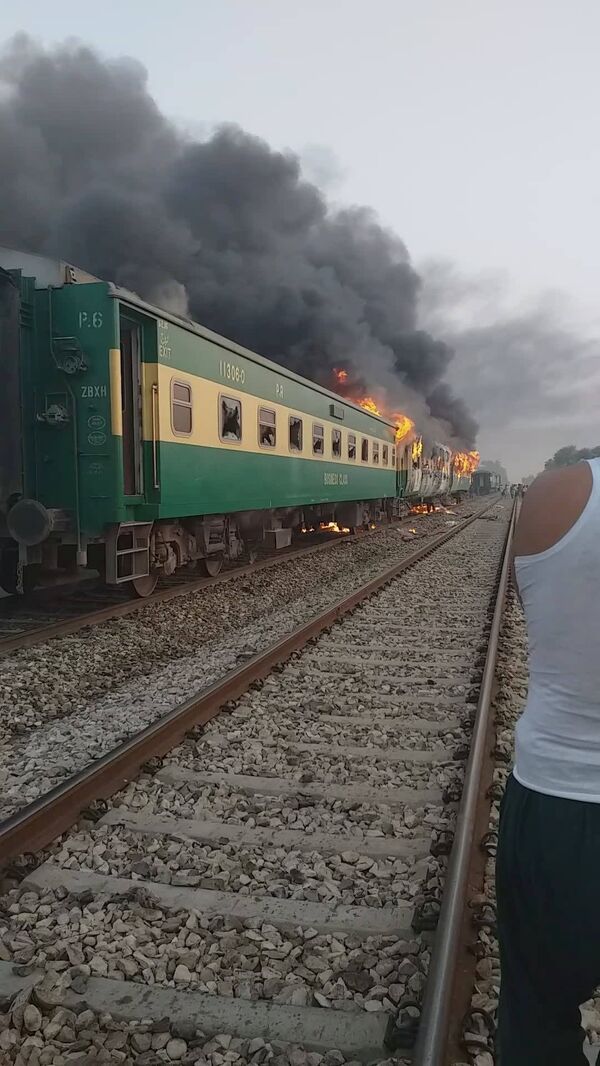 صبح امروز در پی آتش‌سوزی ناشی از انفجار کبسول گاز در قطار مسافربری 62 نفر کشته و ده‌ها نفر دیگر زخمی شدند.

 - اسپوتنیک افغانستان  