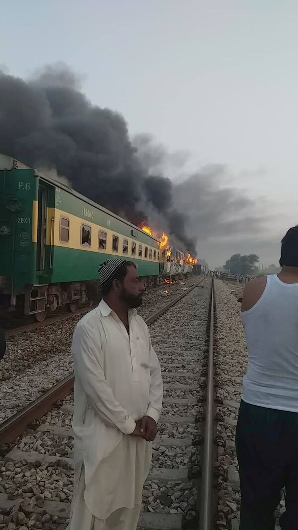 عملیات اطفاء حریق انجام شده و مسافرین توسط قطار دیگر به لاهور انتقال داده خواهند شد. - اسپوتنیک افغانستان  