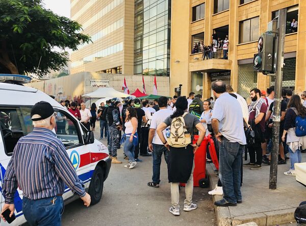 معترضین در یکی از جاده‌های شهر بیروت، پایتخت لبنان - اسپوتنیک افغانستان  