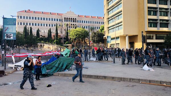  در بیروت پایتخت لبنان، تظاهرکنندگان شیشه های بانک ها را شکستند - اسپوتنیک افغانستان  