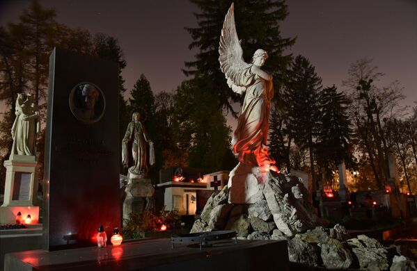 شمع بر روی مزارهای متوفی در روز یادبود مردگان در قبرستان لیچاکیو در لویو - اسپوتنیک افغانستان  