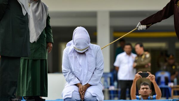شلاق‌خوردن یک عالم دین در اندونیزیا بخاطر داشتن رابطه عاشقانه + تصاویر - اسپوتنیک افغانستان  