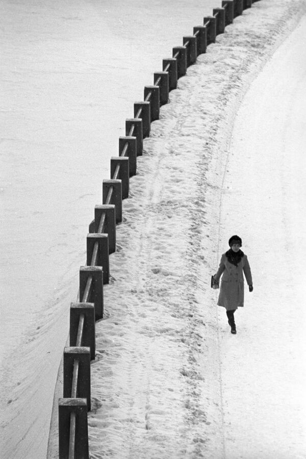 زنی در حال قدم‌زدن، زمستان سال ۱۹۷۳ - اسپوتنیک افغانستان  