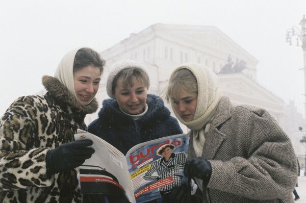 دختران در حال مطالعه نخستین نسخه بوردا مودن به زبان روسی در زمستان سال ۱۹۸۷ - اسپوتنیک افغانستان  