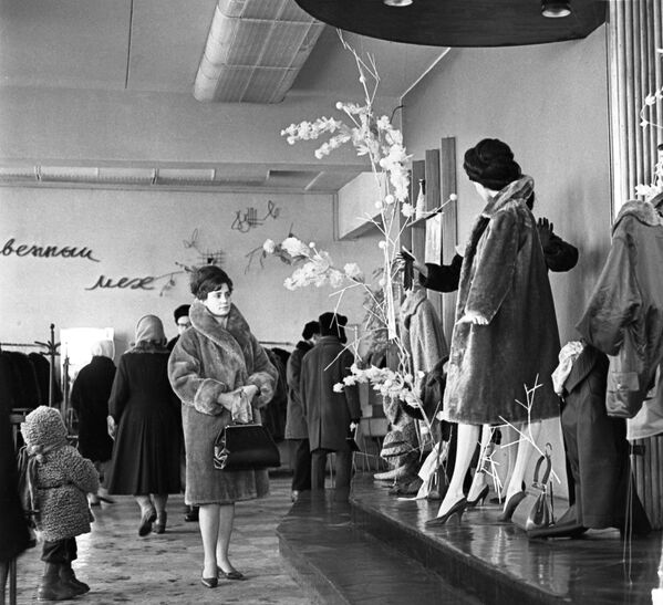 زنی در مغازه لباس زمستانی در مسکو، ۱۹۶۵ - اسپوتنیک افغانستان  