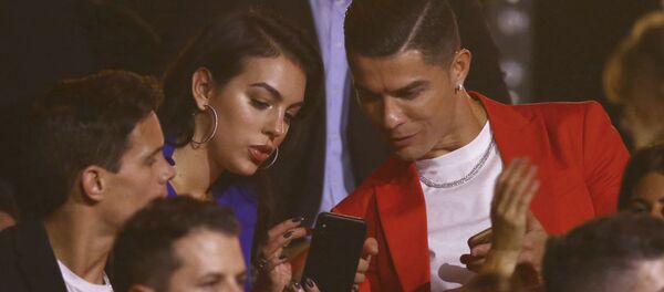 Футболист Криштиану Роналду во время European MTV Awards в Испании Футболист Криштиану Роналду во время European MTV Awards в Испании - اسپوتنیک افغانستان