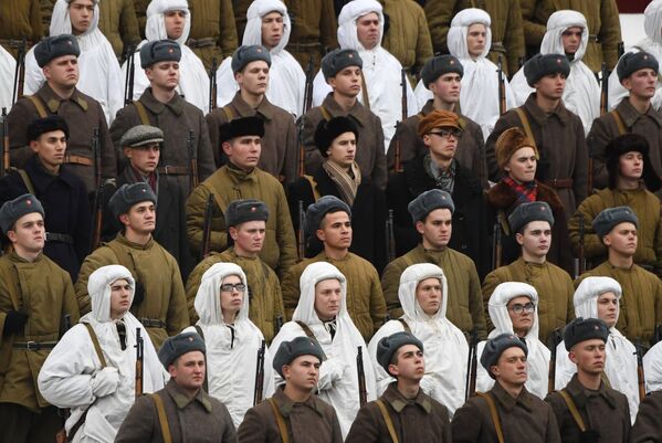 شرکت کنندگان در رژه به مناسبت ۷۸ ـ مین سالگرد رژه ۷ نومبر سال ۱۹۴۱ در میدان سرخ مسکو - اسپوتنیک افغانستان  